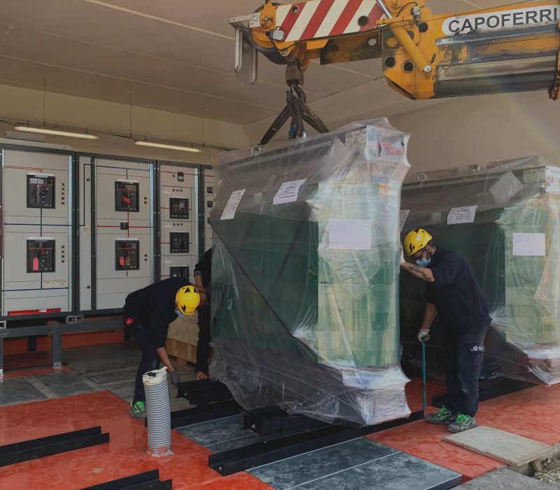 Tecnici durante l'installazione in loco di un impianto industriale
