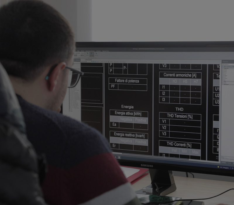 Progettista al lavoro su uno schema elettrico al computer