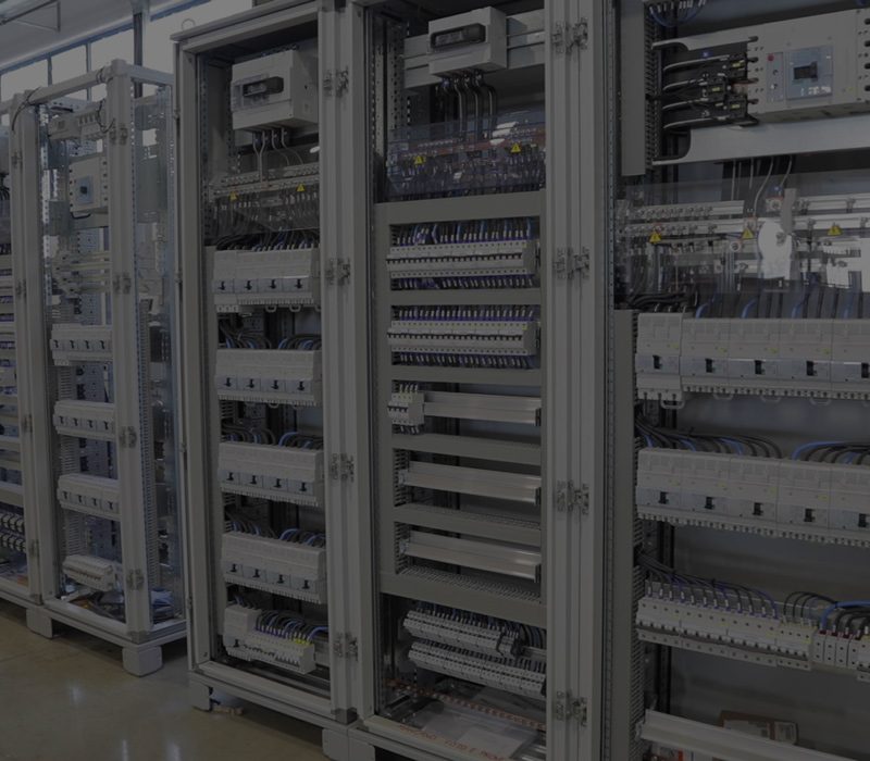 Quadri elettrici industriali in fase di cablaggio