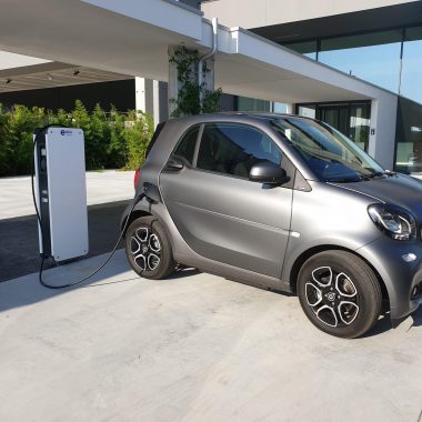 Auto elettrica in ricarica a una colonnina