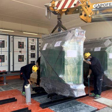 Tecnici durante l'installazione di apparecchiature presso il cliente