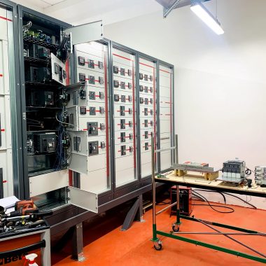 Quadri elettrici in assemblaggio nel laboratorio edica