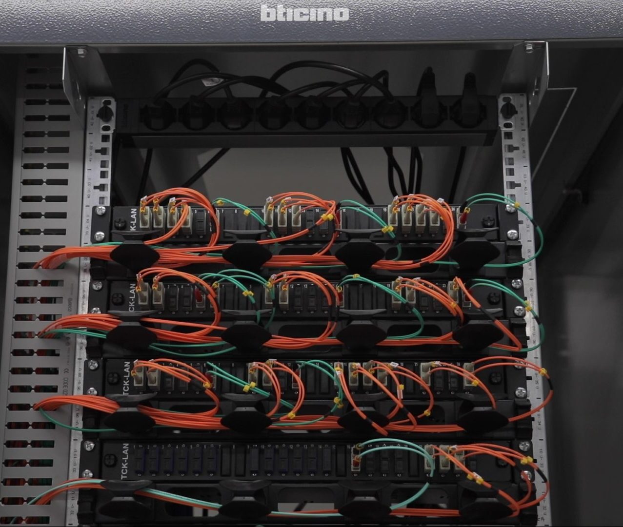 Armadio rack bticino con cablaggio in fibra ottica